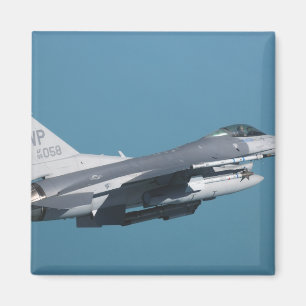 En falk för stridighet F-16 i flyg Magnet