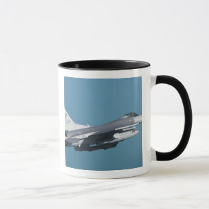 En falk för stridighet F-16 i flyg Mugg