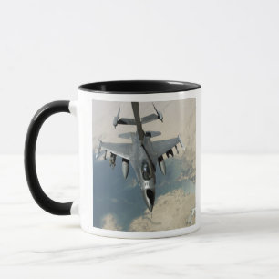 En falk för stridighet F-16 tankar Mugg