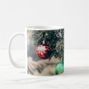 En färgfull julbalsam dekoration på träd. VI Kaffemugg