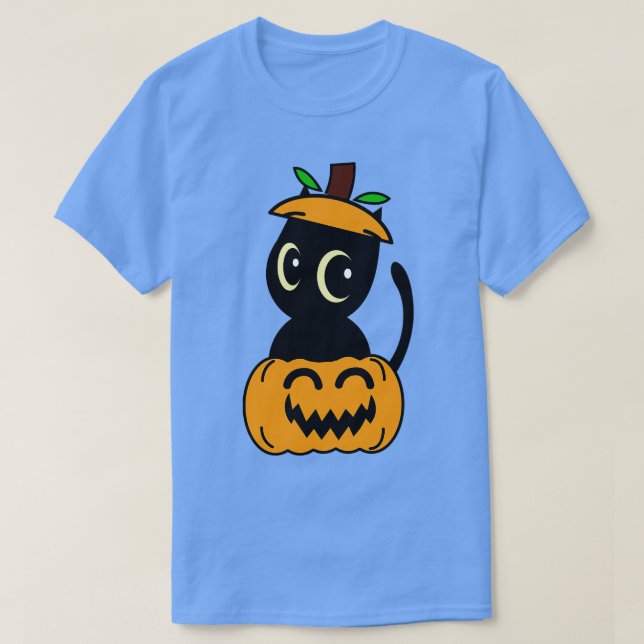 En fin svart katt finns i en pumpkin t shirt (Design framsida)