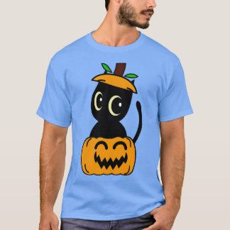 En fin svart katt finns i en pumpkin t shirt