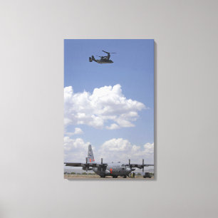 En fiskgjuse CV-22 flyger över A. c. - 130 Canvastryck