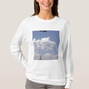 En fiskgjuse CV-22 flyger över A. c. - 130 Tee