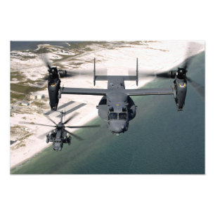 En fiskgjuse CV-22 och en MH-53 stenlägger Low Fototryck
