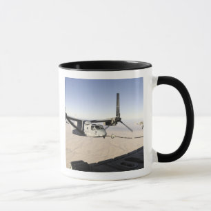 En fiskgjuse MV-22 tankar midflight Mugg