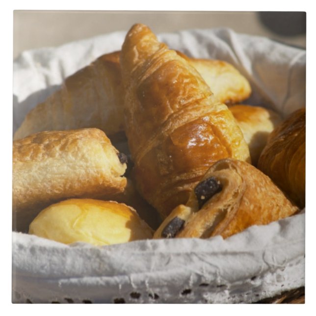 En flätad frukostkorg med croissanter, och kakelplatta (Framsidan)