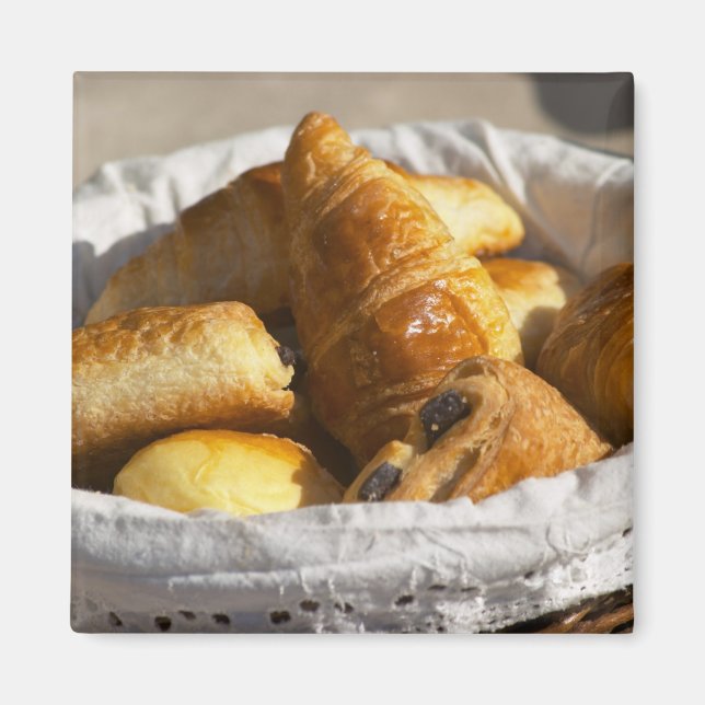 En flätad frukostkorg med croissanter, och magnet (Framsidan)