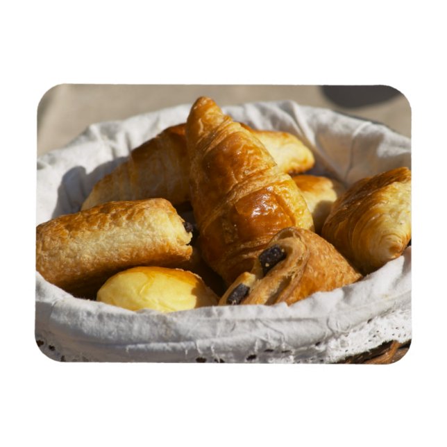 En flätad frukostkorg med croissanter, och magnet (Horisontell)