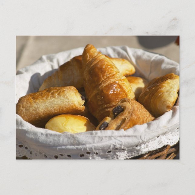 En flätad frukostkorg med croissanter, och vykort (Framsida)