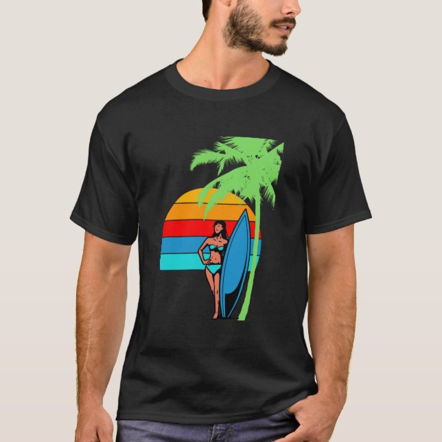 en flicka bredvid en handflatan träd på stranden t shirt (Framsida)