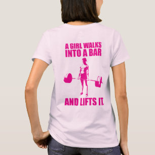 En flicka går in i Pub och Hiss. Tee