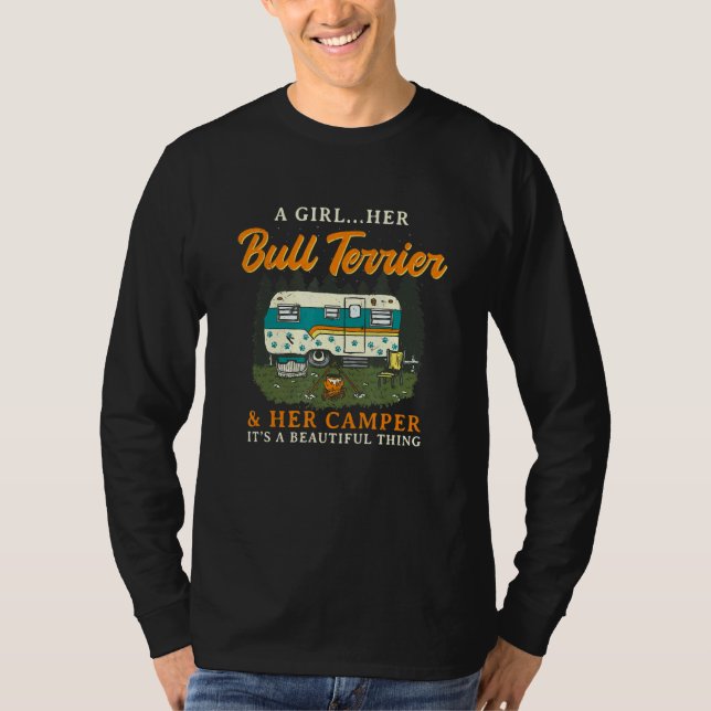 En flicka, hennes Bull Terrier och hennes Camper B T Shirt (Framsida)