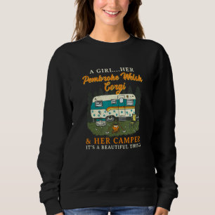 En flicka, hennes pembroke Welsh Corgi och hennes  T Shirt