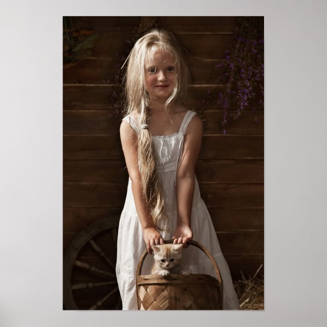 En flicka i Barn med Kitten i Basket Poster (Framsidan)