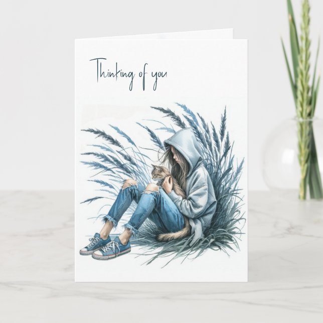 En flicka i en hoodie som håller en sällskapsdräkt kort (Framsida)