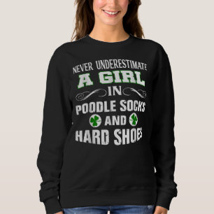 En flicka i Pudel Socks och Hard Shoes Irish Dance T Shirt