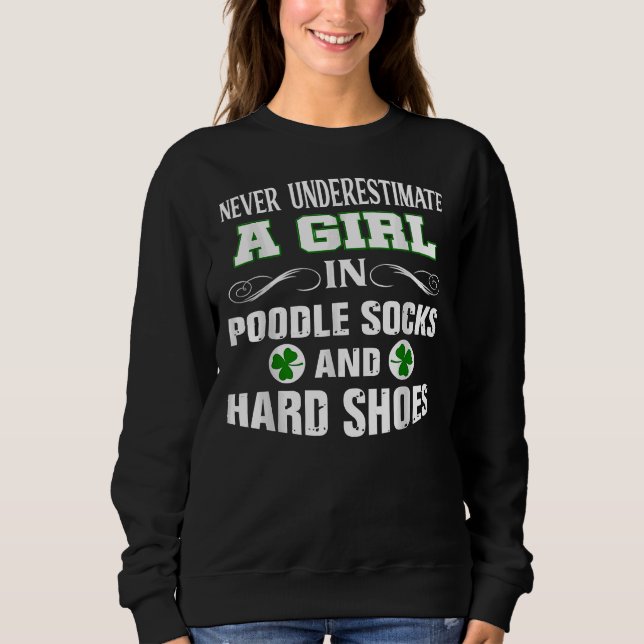 En flicka i Pudel Socks och Hard Shoes Irish Dance T Shirt (Framsida)
