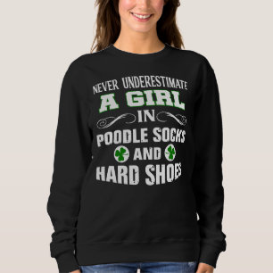 En flicka i Pudel Socks och hårda skor Irish Dance T Shirt