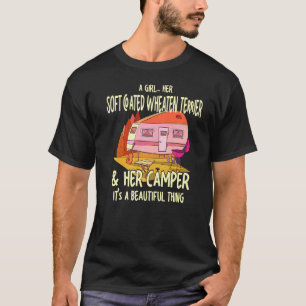 En flicka Jackade sin mjuka hashterrier och hennes T Shirt