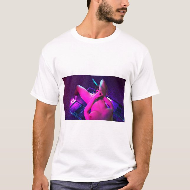 En flicka och en pistol - konsttryck t shirt (Framsida)