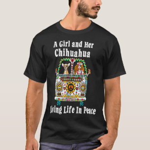 En flicka och hennes djur lever livet i Peace Chih T Shirt