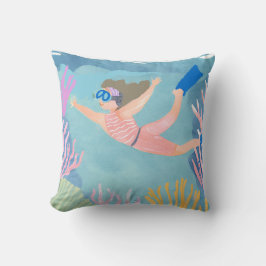 en flicka som har en simma kudde