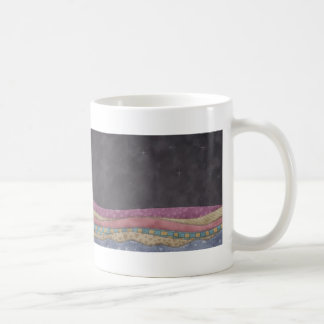 En flicka under tusen filtar kaffemugg
