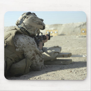 En flotta avfyrar ett tjänste- gevär M16A2 Musmatta