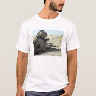 En flotta avfyrar ett tjänste- gevär M16A2 T Shirt