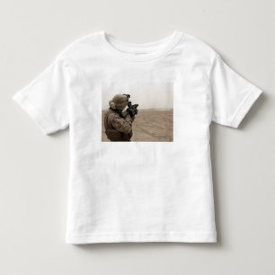 En flotta avfyrar Men-32 Tee