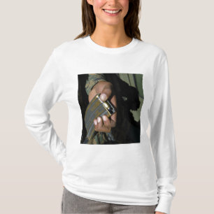 En flotta laddar tomma ammunitionrundor tee shirt