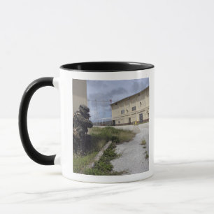 En flotta postar säkerhet mugg