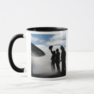 En flygdäckbesättningsman mugg