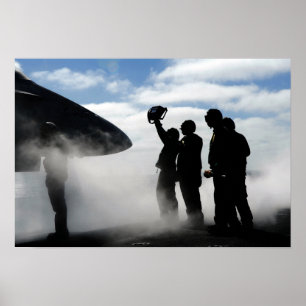En flygdäckbesättningsman poster