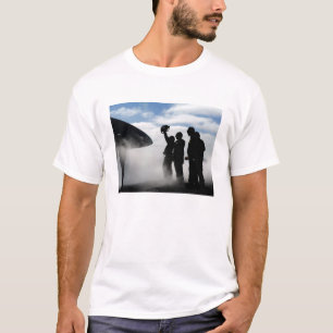 En flygdäckbesättningsman tee