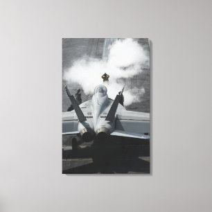En flygdäckdirektör signalerar en F/A-18F Canvastryck