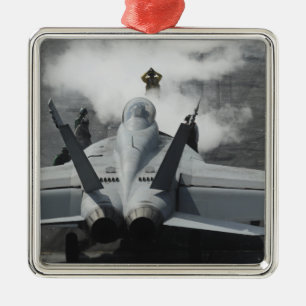 En flygdäckdirektör signalerar en F/A-18F Julgransprydnad Metall