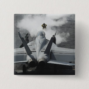En flygdäckdirektör signalerar en F/A-18F Knapp