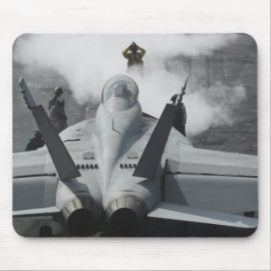 En flygdäckdirektör signalerar en F/A-18F Musmatta