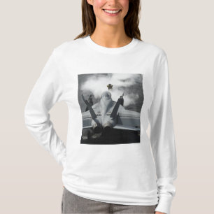 En flygdäckdirektör signalerar en F/A-18F T-shirt