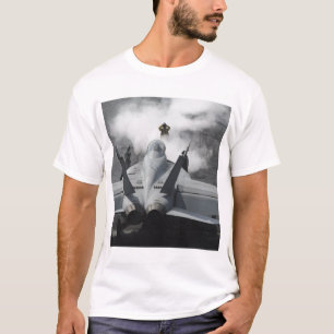 En flygdäckdirektör signalerar en F/A-18F T-shirt