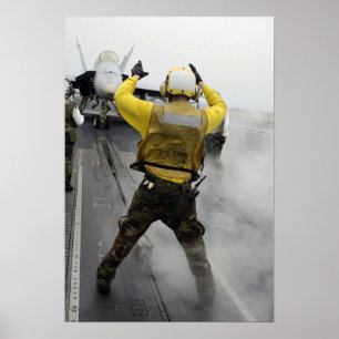 En flygplandirektör signalerar en poster