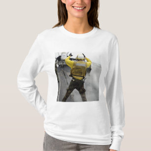 En flygplandirektör signalerar en tee shirt