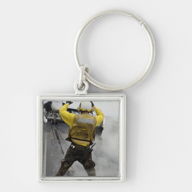 En flygplanschef signalerar en F/A-18C-hornet Fyrkantig Silverfärgad Nyckelring (Framsidan)