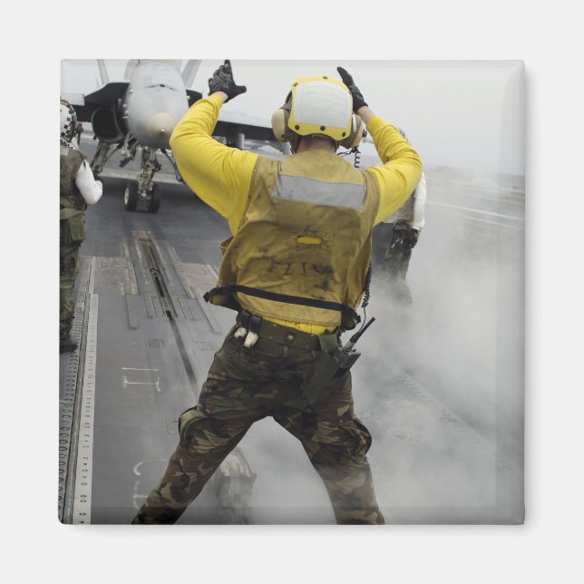 En flygplanschef signalerar en F/A-18C-hornet Magnet (Framsidan)