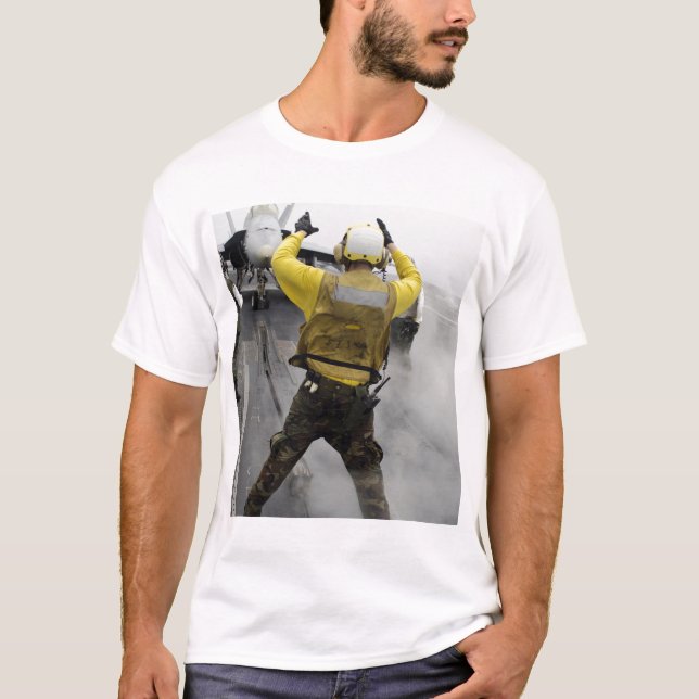 En flygplanschef signalerar en F/A-18C-hornet T-shirt (Framsida)