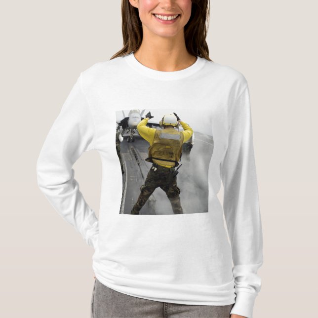 En flygplanschef signalerar en F/A-18C-hornet Tee Shirt (Framsida)