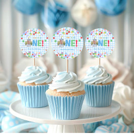 En födelsedagsfirande toppdekor för cupcakes med e runt klistermärke