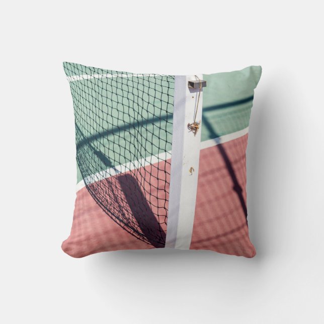 EN FOKUSERAD SKILLNAD AV EN POST PÅ ENA SIDAN AV E KUDDE (Framsida)